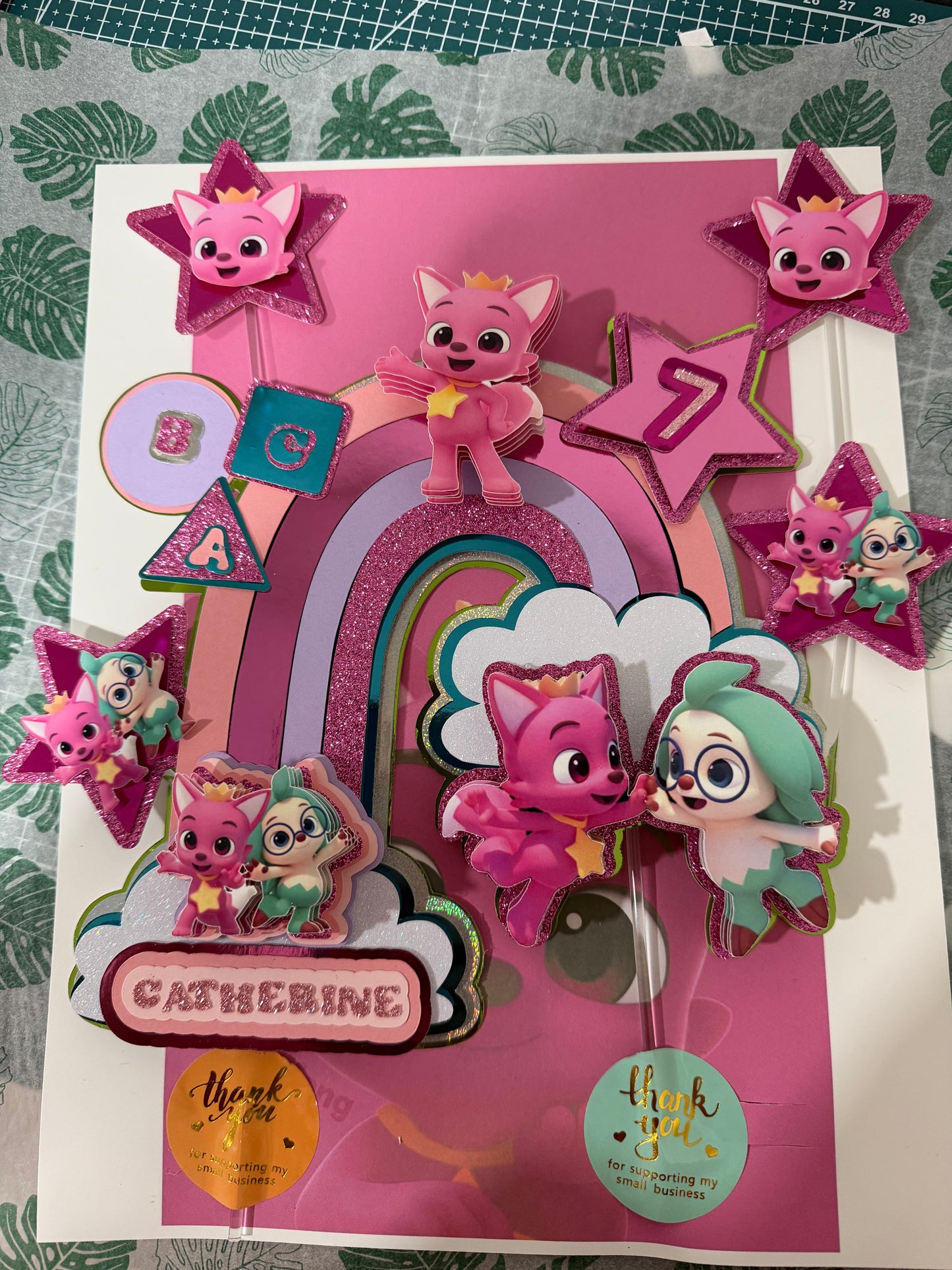 Hogi- pinkfong cake topper